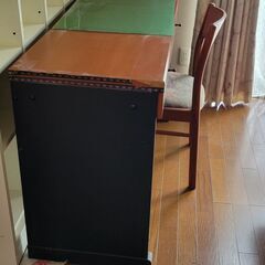 学習机と椅子、ダイニングテーブルと椅子、本棚、テレビ台、電話台お...