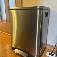 美品　ステンレス製ゴミ箱　ペダル式の画像