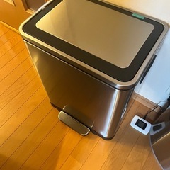 美品　ステンレス製ゴミ箱　ペダル式の画像