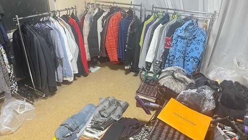 値下げ　早い者勝ち　 服や雑貨、置き物、振子時計、棚やテレビ台など色々 