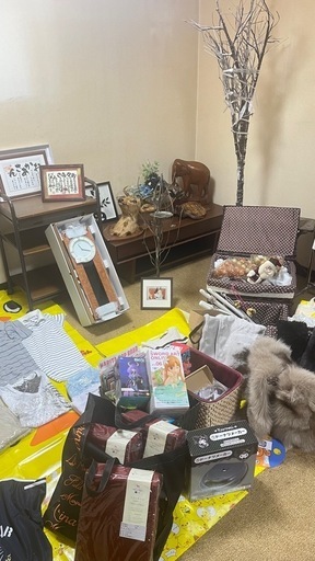 値下げ　早い者勝ち　 服や雑貨、置き物、振子時計、棚やテレビ台など色々
