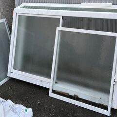 出窓枠＋窓2枚＋網戸1枚のみ　取外し品の画像