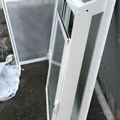 出窓枠＋窓2枚＋網戸1枚のみ　取外し品の画像