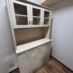 カントリー調の食器棚