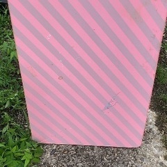 折りたたみ式のピンク色のテーブルの画像