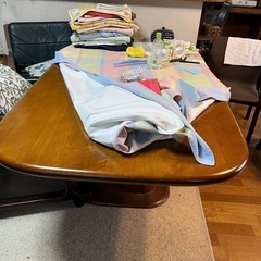 ダイニングテーブル　脚中心に一個
