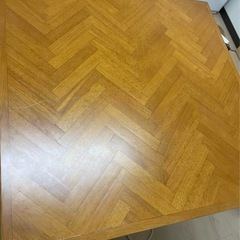 ヘリボーンテーブルの画像