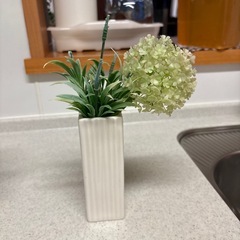 造花と陶器の花瓶、木製ケースのセットの画像