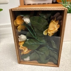 造花と陶器の花瓶、木製ケースのセットの画像