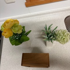造花と陶器の花瓶、木製ケースのセットの画像