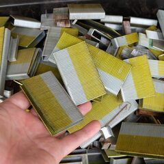 現状 まとめて WAKAI 若井産業 フロアーステープル 約14kg ハンドタッカー 釘 くぎ クギ 床 接合の画像
