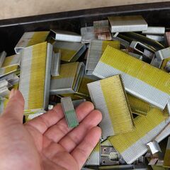 現状 まとめて WAKAI 若井産業 フロアーステープル 約14kg ハンドタッカー 釘 くぎ クギ 床 接合の画像