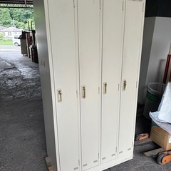 4人用スチールロッカー鍵付き