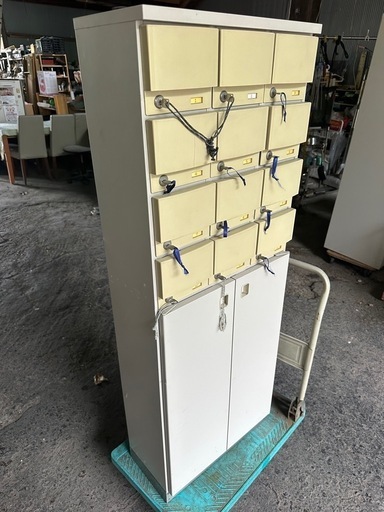 貴重品ロッカー鍵付き