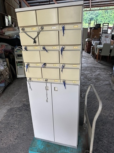 貴重品ロッカー鍵付き