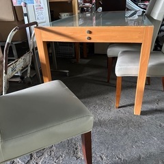 ガラステーブル椅子五点セットの画像