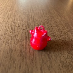 小さい鈴　赤い猫　最大約2×2㎝　※傷汚れありの画像