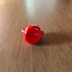 小さい鈴　赤い猫　最大約2×2㎝　※傷汚れありの画像