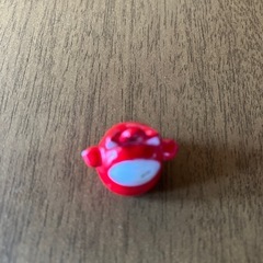 小さい鈴　赤い猫　最大約2×2㎝　※傷汚れありの画像