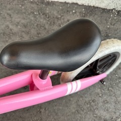 足蹴りバイク キックバイク 
西松屋の画像
