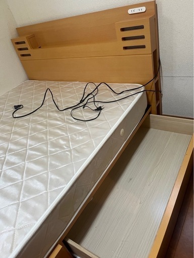 セミダブルベッド　ライト　コンセント付き