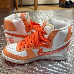 NIKEハイカット23.5シューズレディースオレンジ色 ナイキの画像