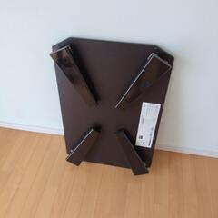 白い本棚、ケトル、テーブルの画像