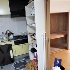 白い本棚、ケトル、テーブルの画像