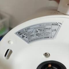 白い本棚、ケトル、テーブルの画像