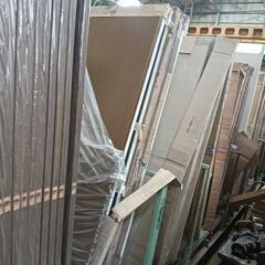 大量の新品建具、値段は要相談の画像