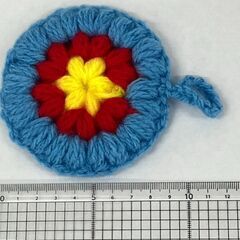 手編みのアクリルたわし - カラフルお花模様（ループ付き）の画像