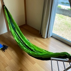 キャンプ用品★緑と黄緑のハンモックの画像