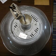 無料、ペンダントライト蛍光灯、美品中古品、３２W,３０W。豆球です。松下電工製、古いが正常に作動、引っ張る紐無し、100均で買ってくださいの画像