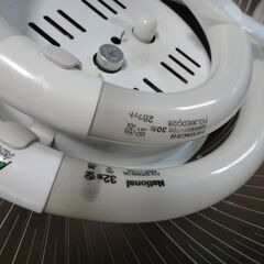 無料、ペンダントライト蛍光灯、美品中古品、３２W,３０W。豆球です。松下電工製、古いが正常に作動、引っ張る紐無し、100均で買ってくださいの画像