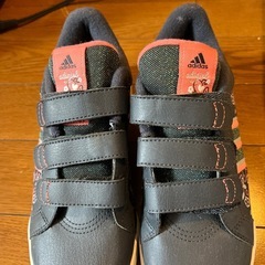 adidas   スニーカー　　23センチ
