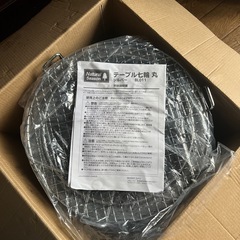 テーブル七輪とトングの画像