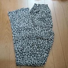 タイトスカート、豹柄パンツの画像