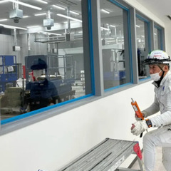 ▼正社員：ガラス取り付けの現場作業員【未経験OK】▼ 高収入！未経験でも月給30万円以上◎ 最大3万円！家賃の半額会社で負担します◎ ゴルフやモータースポーツも！遊びも全力で◎の画像