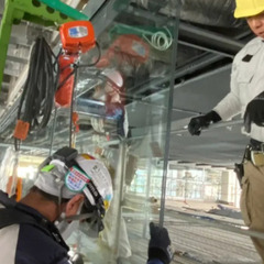 ▼正社員：ガラス取り付けの現場作業員【未経験OK】▼ 高収入！未経験でも月給30万円以上◎ 最大3万円！家賃の半額会社で負担します◎ ゴルフやモータースポーツも！遊びも全力で◎の画像