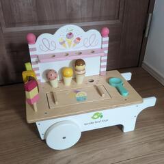 木製のアイスクリームワゴン
