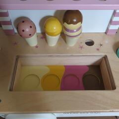 木製のアイスクリームワゴンの画像