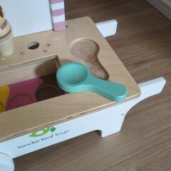 木製のアイスクリームワゴンの画像