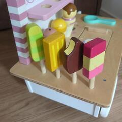 木製のアイスクリームワゴンの画像