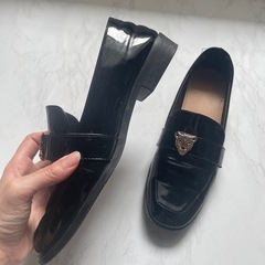 黒 ローファー エナメルの画像