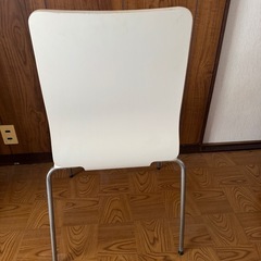 白いイスの画像
