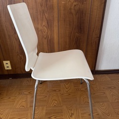 白いイスの画像