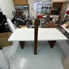 ダイニングテーブルの画像