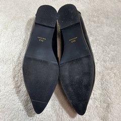 ポインテッドテゥ レザーパンプスの画像