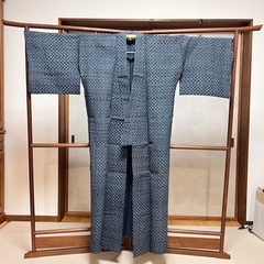 男性用 小紋柄の浴衣 紺色の絣柄（かすりがら）の画像