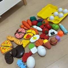 韓国っぽい木製キッチンとおままごとセットの画像